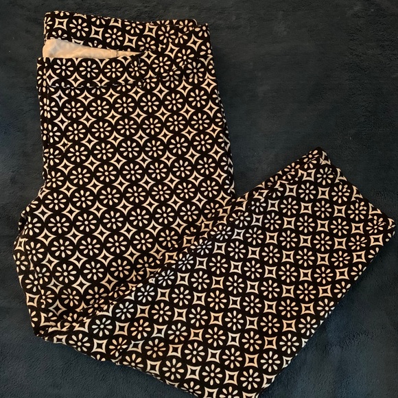 Old Navy Diva stretch slim ankle pants B/W - Picture 2 of 4